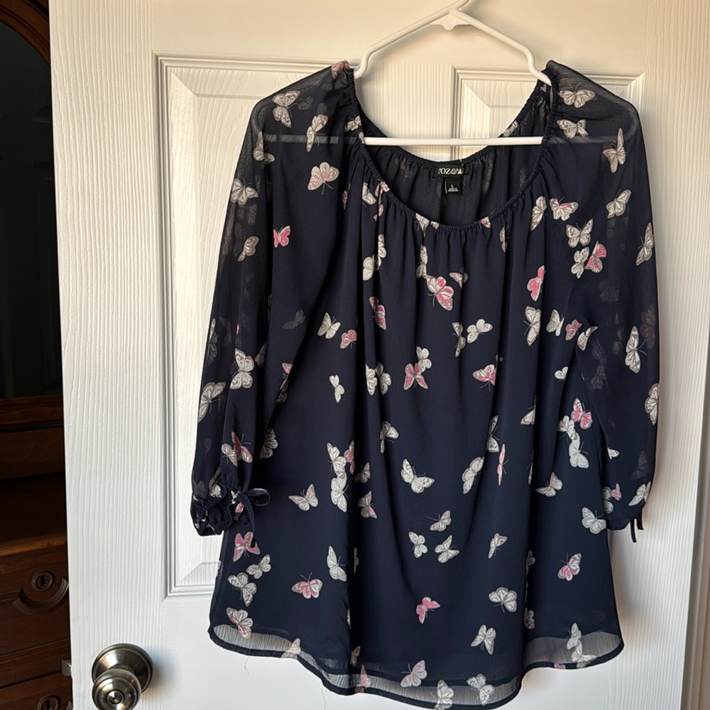 Roz & Ali navy butterfly print flowy blouse - Large